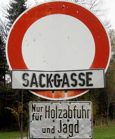 Verkehrszeichen: Sackgasse, frei für Jagd und Holz -