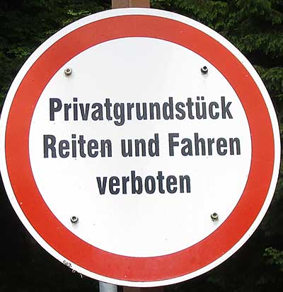 Verkehrszeichen: Privatgrundstück, Reiten verboten