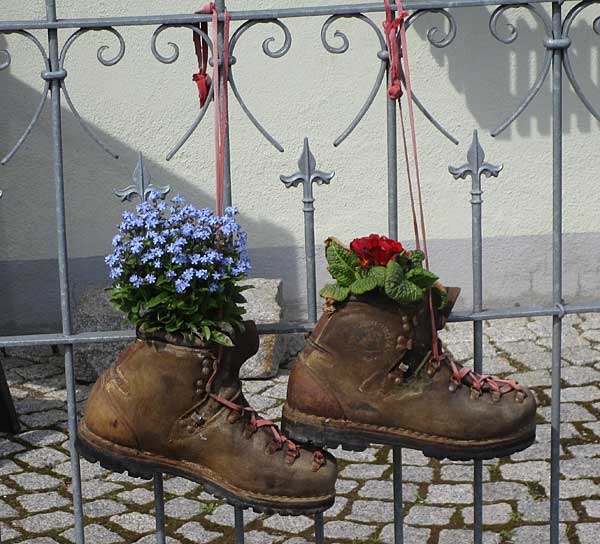 Schwere Bergschuhe - Ausflugsgaststätte Ochs am Berg - gesehen Eisenharz 2016 - Wanderziel in Argenbüh