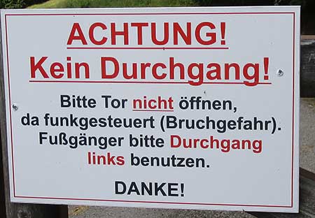 Achtung - kein Durchgang - Elektrisches Tor mitten im Wald