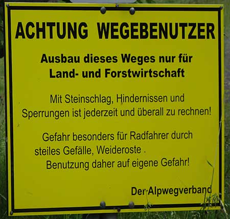 Achtung Wegbenutzer - Ausbau dieses Weges nur für Land- und Forstwirtschaft - Gefahr für Radfahrer durch steiles Gelände