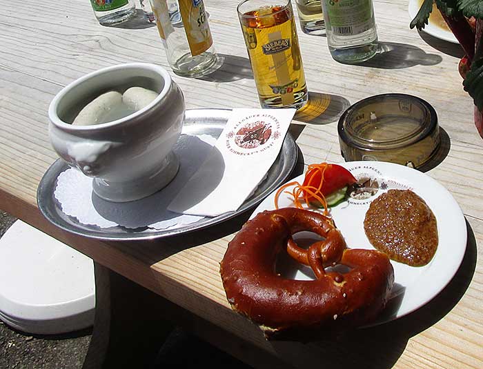 Riesige Brotzeit auf der Ostlerhütte (Breitenberg) gegessen
