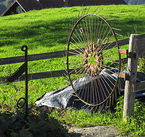 Altensberg - etwas stachelige Tür zum Bauerngarten, sinnvoll wiederverwendet, den alten Heuwender konnte man doch nicht vollständig entsorgen, viel zu schade für ihn