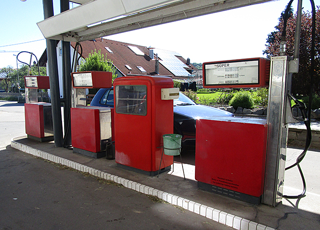 Je Sorte nur eine Tanksäule, von beiden Seiten erreichbar, aber Diesel, bzw. Benzin, kann immer nur einer tanken!