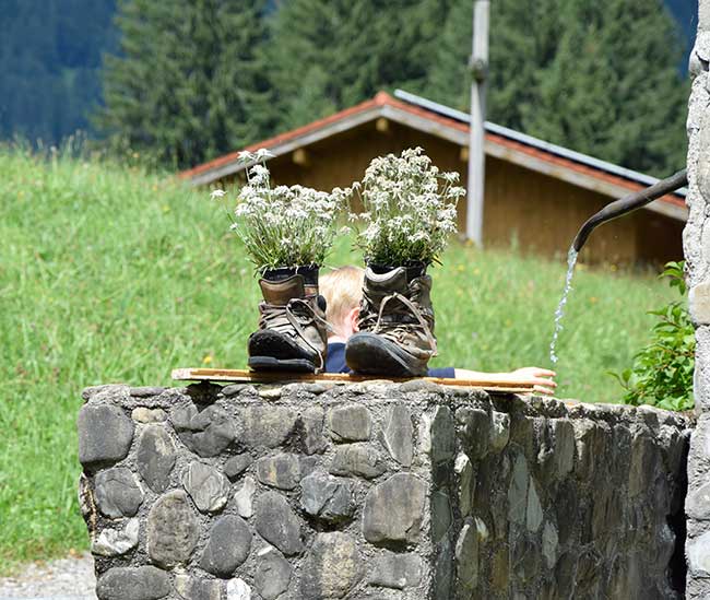 alte Wanderschuhe - Bärenschwand Alpe Denkmal dem tapferen Wandersmann 2015