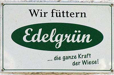 Wir füttern Edelgrün ...die ganze Kraft der Wiese Wir erzeugen Edelgrün! Die Futtertrocknung Lamerdingen eG ist zertifizierter Edelgrün Veredelungsbetrieb. 