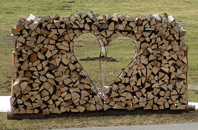 ein selbstgebogenes Holzherz, dass seine Stabilität durch die spezielle Schichtung drumherum bekommt.