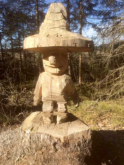 Unverrückbar in der Erde , aus dem Stamme herausgesägt, steht dieses Männchen mit großem Hut in Hopferau 2017