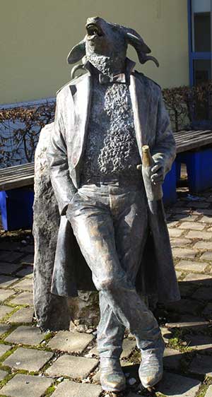 Gebrüder Immler - Neidhammelbrunnen Isny - der Neidhammel (hier gemeint das Rathaus Isny) spuckt auf Kinder, die ihm die Nase zeigen