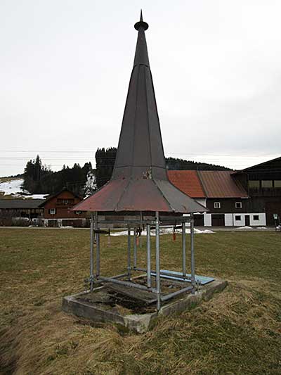Das grettete Dach einer Kapelle schützt zuverlässig die Quelle in Weitnau Eisenbolz