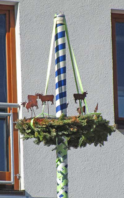 Wenn keine anderen Gründe vorliegen, kann man für seine Freundin einen Maibaum aufstellen, in jedem Schaltjahr kann ein Madel für ihren Freund das selbe tun!