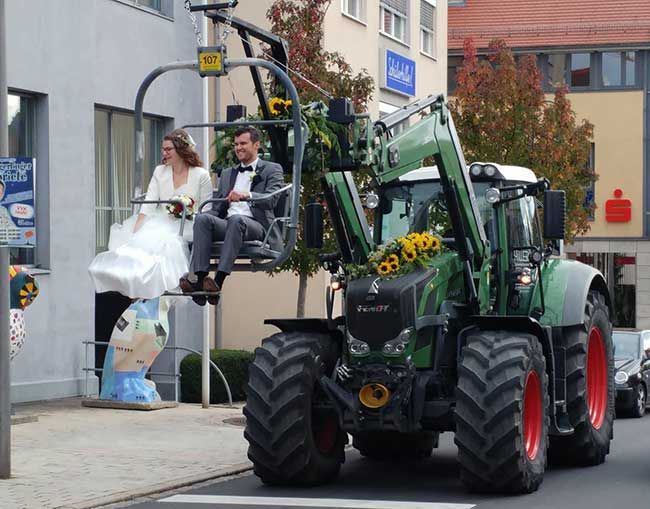 Hochzeitspaar aus dem KWT heiratet auf eiinem alten Sessel der Hahnköpflebahn