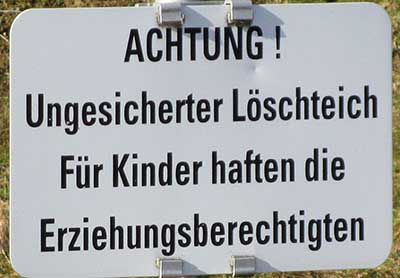 Was liest man? Achtung! Ungesicherter Lösschteich Kinder haften für die Erziehungsberechtigten - Zellerbad Oberreute gesehen und was steht hier?