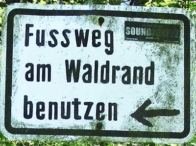 Esitobel - Fußweg am Waldrand benutzen - die Wiese soll unbeschädigt bleiben