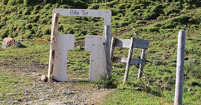 Kein Kuhgatter, sondern ein Bike Tor für Mountainbiker an der Schönbergalpe am Riedberger Pass 