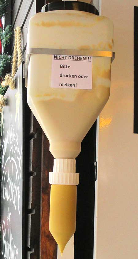 Senf melken mit dem Melkdispenser (Saucenkuh) auf dem Isnyer Weihnachtsmarkt im Allgäu, ich dachte bisher immer, das melken ginge nur mit Kühen, die Milch geben