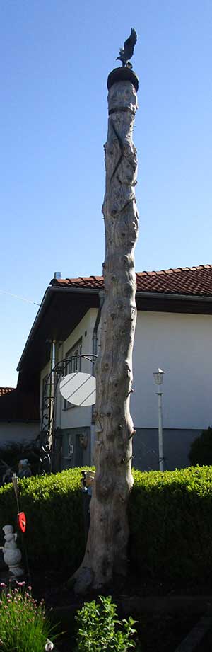 Abgestorbener verwurzelter Baum wurde im Garten zu einem Totempfahl mit Adler entwickelt Ollazried