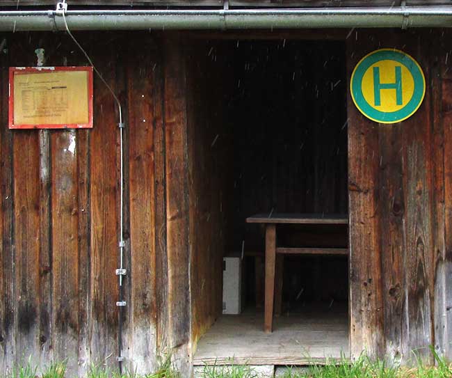 ÖPNV Wartehäuschen mit Blitzableiter in Oy Mittelberg am Bachtelweiher