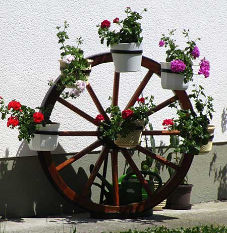 Dieser Blumenständer war 2017 in Oberneufnach zu sehen