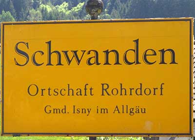 Schwanden ist Ortsteil von Rohrdorf  und Rohrdorf ist Ortsteil von Isny. Es wollte auch mal ein eigenes Ortsschild haben.