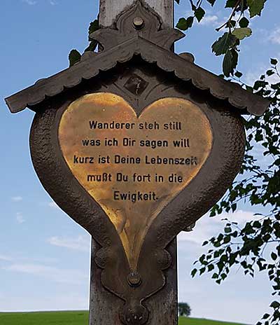 Früher, als es noch nicht an jeder Ecke im Allgäu ein Wegkreuz gab, war es üblich, den Herrgott mit einer Ehrbezeigung zu grüssen. Dazu hat es keiner Aufforderung gebraucht.