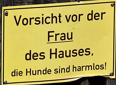 Vorsicht vor der Frau des Hauses, die Hunde sind harmlos. Sie kommt in 5 Minuten wieder - Bild klicken!