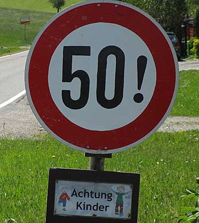 Oberstdorf 2007 - kurz vor der Skiflugschanze - Verkehrsschild Achtung Pferdefuhrwerk