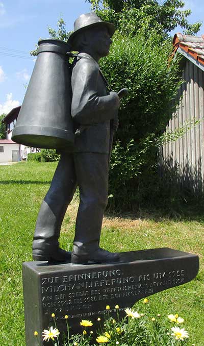 Zur Erinnerung : Milchanlieferung bis um 1955 , An der Stelle des Veerinsheimes befand sich von 1902 - 1986 die Dorfmolkerei in Oberneufnach (Markt Wald)