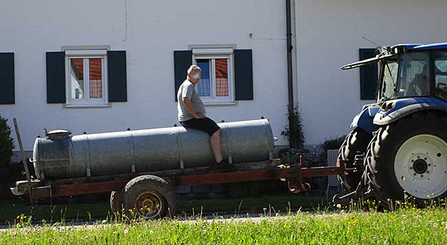 Hoppe, Hoppe Reiter, wenn er runterfällt, dann schreit er - in hohem Tempo durch das Dorf Eggenthal, 