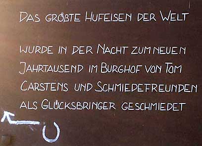 Leiter der "Aktion Hufeisen", Tom Carstens aus Wolfratshausen/Oberbayern. Die Idee von Tom Carstens wurde vom Verlag HEPHAISTOS aufgegriffen. In diesem Verlag erscheint die internationale Zeitschrift für Metallgestalter und Schmiede. Hephaistos ist seit zwei Jahren direkt am Fuße des Werdensteiner Schlossberges zuhause. Dort wird die umfangreichste Zeitschrift für Schmiede gemacht und in 35 Ländern der Welt vertrieben. "