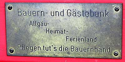 Bauern- und Gästbank - Allgäu, Heimat, Ferienland - Pflegen tut's die Baehand - an der Wertach 2016 gesehen  