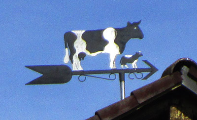 zum Abschluus der Arbeiten auf dem Hof hat der Flaschner dem Bauern ein Geschenk auf's Dach gesetzt