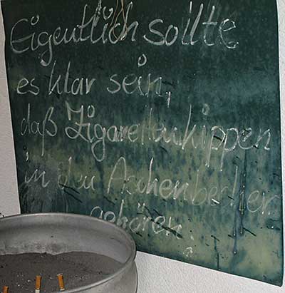 Zigarettenkippen in den Aschenbecher - Brotzeitstüble Schneider in Freitags, Buchenber