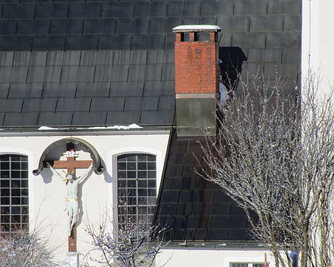 Am kältesten Punkt von Oberstaufen ist die Kirche in Aach traditionell beheizt, wenn jeder Besucher ein Holzscheit mitbringt