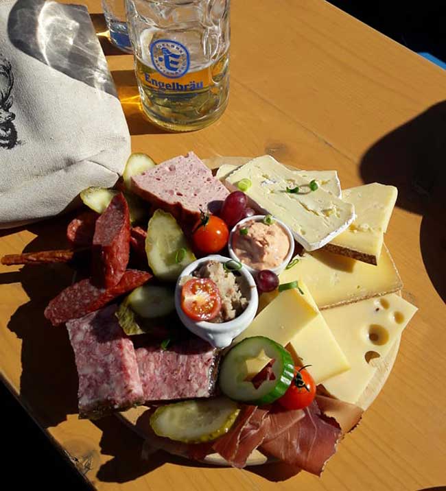 Riesige Brotzeit auf der Ostlerhütte (Breitenberg) gegessen