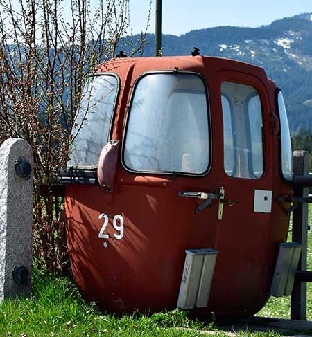 ÖPNV Wartehäuschen am Attlesee - die alte Breitenbergbahn funktioniert als Wetterschutz