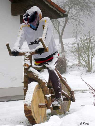 Radfahrer im Schnee - stand in Apfeltrang. Wenn man beim Gasthaus Hubertus Richtung Huttenwang fährt.