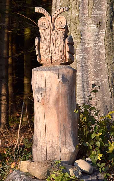 Inschrift von Christian Morgenstern, Wanderbank und Holzkunst im Herbst bei Hinterberg Diepoldshofen Leutlirch 2018