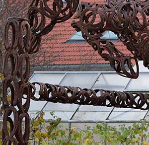 Hufeisen Pferd überspringt in Diepoldshofen beim Metallbau Eberle Leutkirch ein Hinderniss