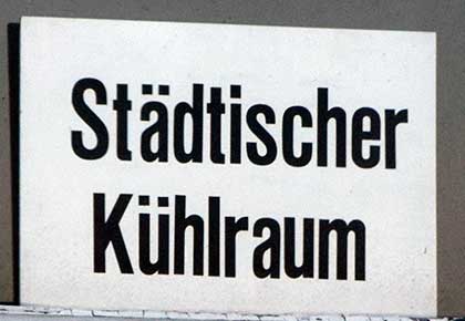 Die Fuchsbandwurmstudie "Leutkirch-Echinococcus-multilocularis-Isny-Studie 2018" kurz "LEmI Studie 2018" hat begonnen. Das Universitätsklinikum Ulm untersucht im Rahmen dieser Studie Füchse und Mäuse aus dem Raum Leutkirch und Isny auf den Befall mit dem Fuchsbandwurm. Dazu werden die gefangenen bzw. erlegten Tiere in der Universität Hohenheim untersucht. Nun sind die Gefriertruhen für die Einlagerung der Füchse ausgeliefert und aufgestellt worden. An folgenden Standorten können die Füchse eingelagert werden: Städtischer Kühlraum im Feuerwehrhaus