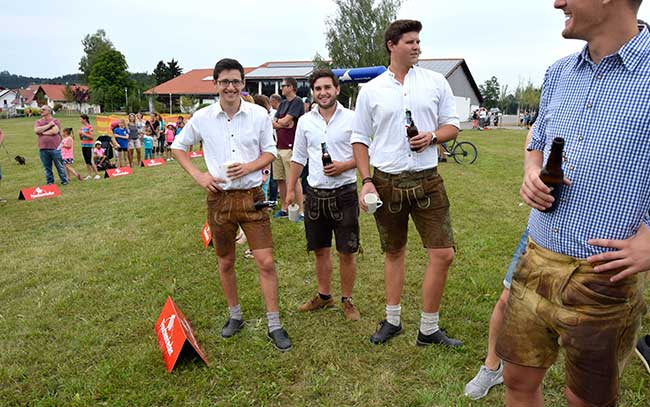 Im Zielbereich verproviantierte Zusachauer am Eistobellauf in Mauerhöfen (2018) Zustimmung liegt vor