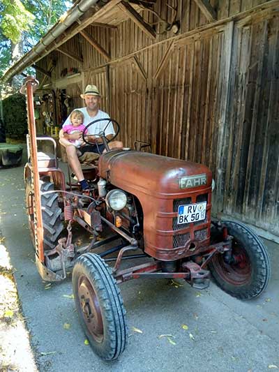 5 Generationen Traktor - alle sind schon damit gefahren - Großvater - Vater - Besitzer - Sohn - Enkelin