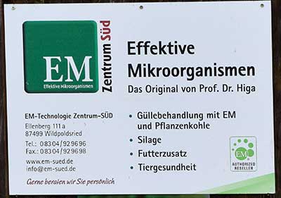 Der Begriff EM steht für die Abkürzung Effektive Mikroorganismen, und beschreibt eine bestimmte Zusammensetzung von ca. 80 frei in der Natur vorkommenden Mikroorganismen, wie beispielsweise Hefen, Photosynthesebakterien oder auch Milchsäurebakterien. Zahlreiche Mikroorganismen, die in EM enthalten sind, werden auch bei der Herstellung von Sauerkraut, Brot oder Käse eingesetzt