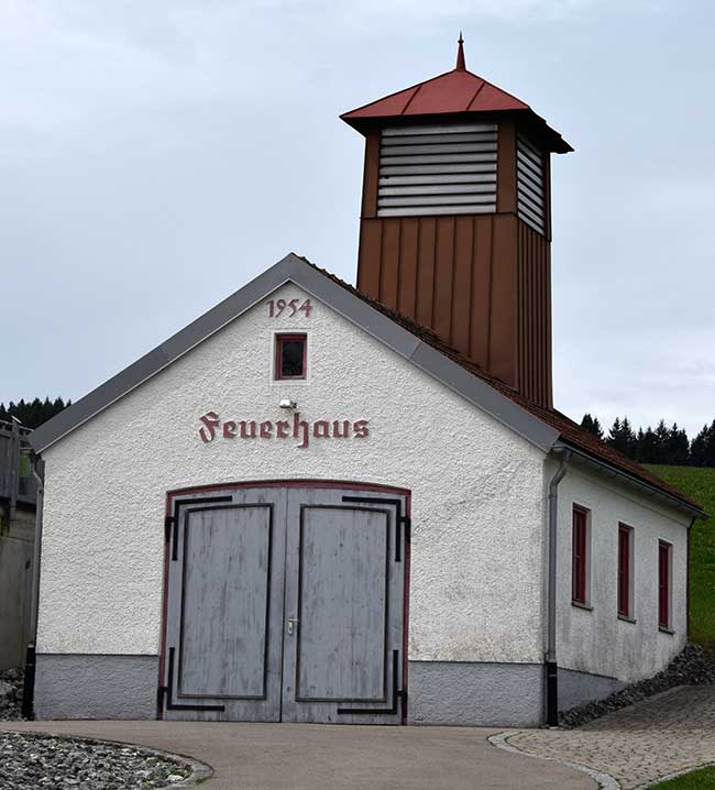 Ein Feuerhaus für ein Einsatzfahrzeug mit großem Schlauchturm in Sellthüren