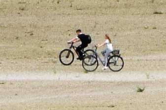 Füssen, Schwangau, Roßhaupten 2018 - das gesamte Jahr war der Forggensee abgelassen wegen Reparaturen am Staudamm - das führte zu skurrilen Szenen - hier zwei Radfahrer