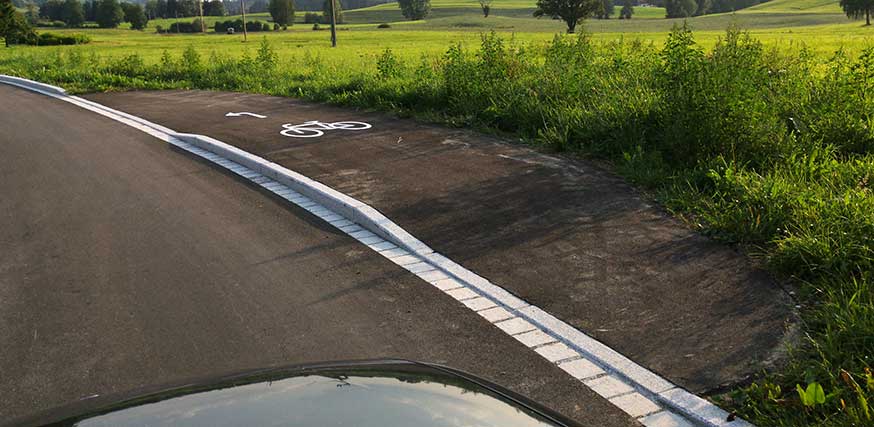 Dieser Fahrradweg in Oberreute ist rekordverdächtig lang (Richtung Sulzberg) 2018 - eigentlich eine Luxusvariante für eine Querungshilfe - Bild klicken