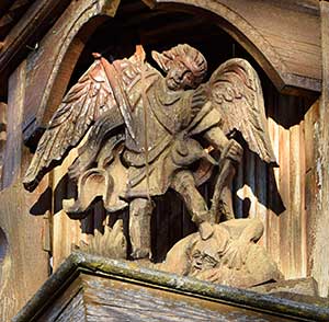 Balkon mit reich geschnitzten Figuren an einem Bauernhof in Grünenbach - Detail Engel