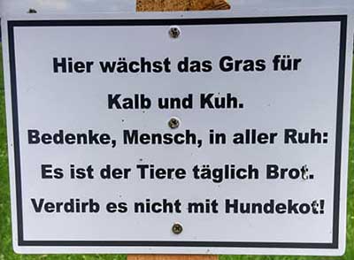 Schild: Hier wächst das Gras für Kalb und Rind, verdirb es nicht mit Hundekot - MOD 2018