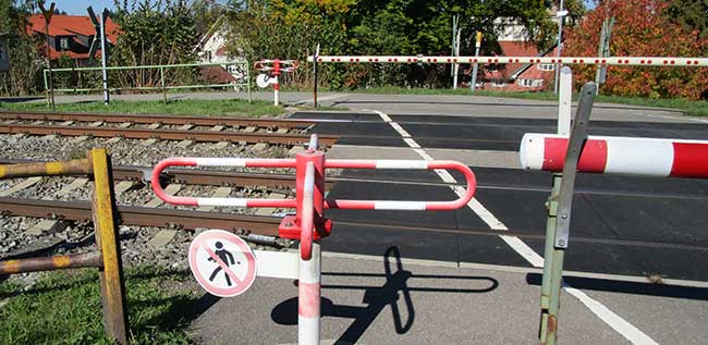 Bahnübergang Heimenkirch - Drehkreuze lassen einen nur noch (offiziell jedenfalls) heraus.