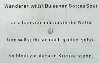 Wanderer willst Su sehen Gottes Spur, so schau von hier aus in die Natur. Und willst Du sie noch größer sehen, so bleibe vor diesem Kreuze stehen - zwischen Nesselwang und Atlesee gesehen von Helmut Scheel